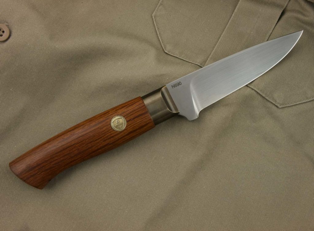 J056-2 Ein handgeschmiedetes Jagdmesser mit eienem Griff aus Pockholz, pantinierte Zwinge aus Bronze und Klinge aus N690 Stahl.