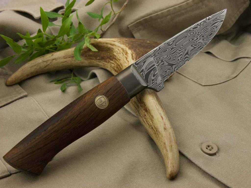 J057-3 Handgeschmiedetes Jagdmesser mit einer Klinge aus Damaszenerstahl und einem Griff aus geräuchertem Eichenholz