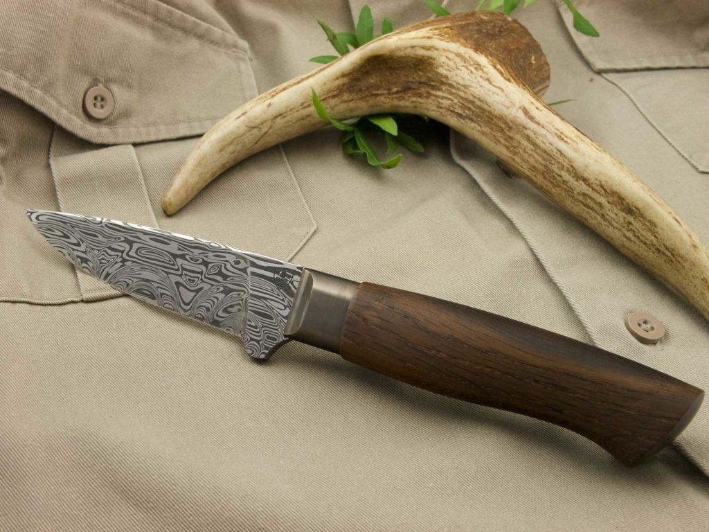 J057-4 Hand forged hunting knife with a Damascus steel blade and smoked Oak wood handle